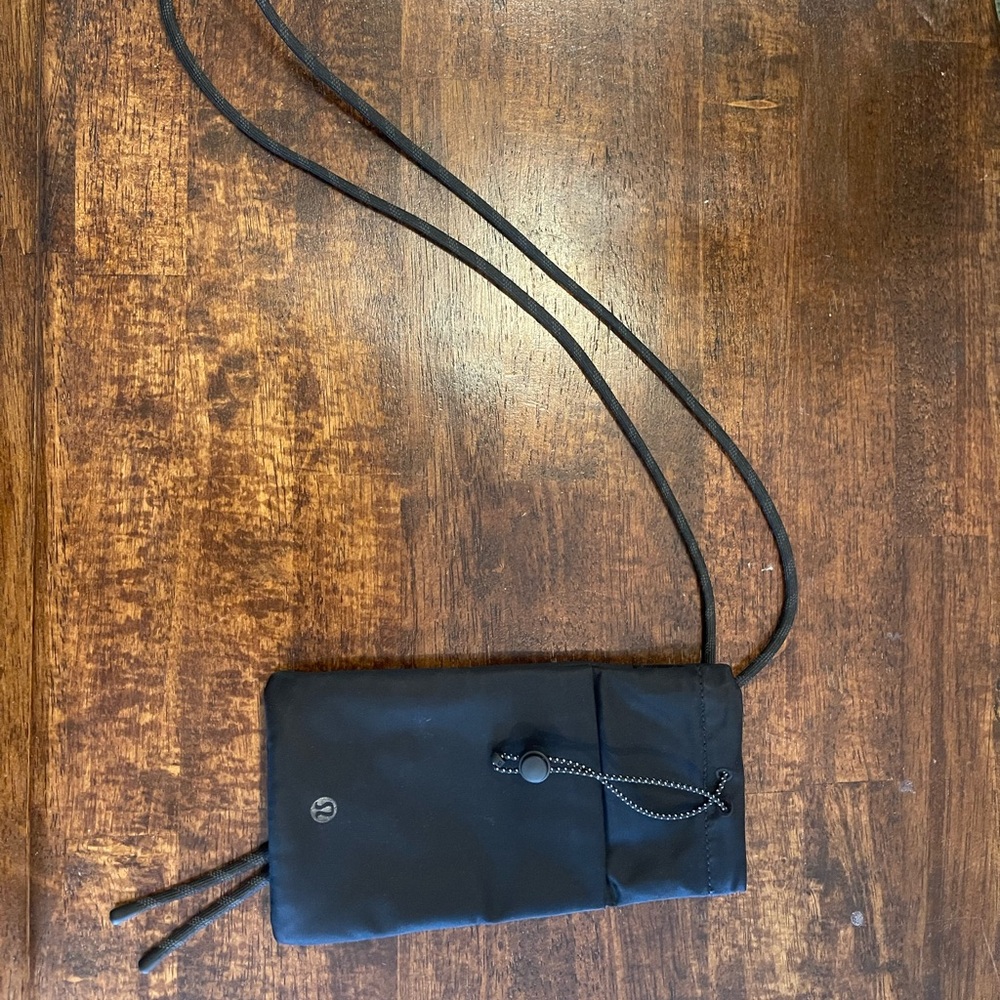 Lululemon Play forward cross body pouch